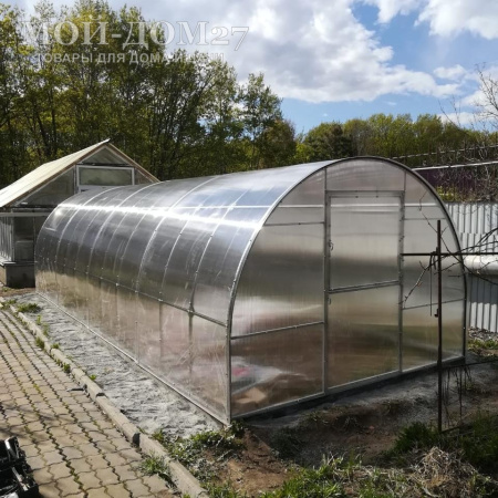 Теплица Крепче Усиленная 8 метров с поликарбонатом | Мой-Дом27 | Каркас изготовлен из оцинкованной замкнутой трубы 30*20 мм.<br>
 Ширина - 3&nbsp;метра. Высота - 2,1 метра. Длина 8 метров.&nbsp;<br>
 Выдерживаемая снеговая нагрузка - 230 кг/м2. Выдерживаемая ветровая нагрузка - до 28 м/с.<br>
 <b>ЦЕЛЬНОСВАРНЫЕ ТОРЦЫ и ДУГИ. Расстояние между дугами 0,65&nbsp;метра.</b><br>
 Толщина металла дуг 1&nbsp;мм. Ширина двери 0,96 метра.<br>